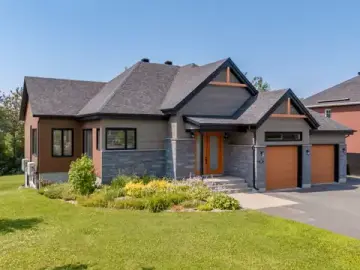 Detached House with x Bedrooms, x Bathrooms