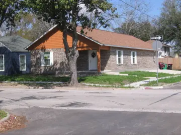 Detached House with xxxx sqft, x Bedrooms, x Bathroom
