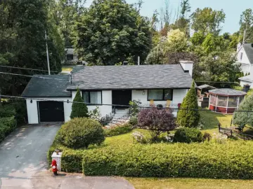 Detached House with x Bedrooms, x Bathrooms