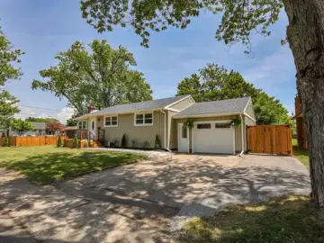 Detached House with x Bedrooms, x Bathrooms