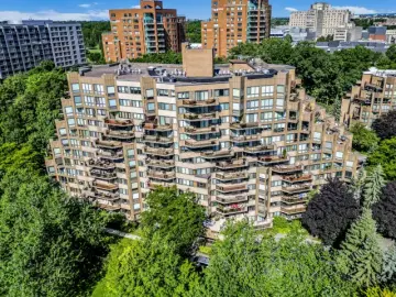Condominium with x Bedrooms, x Bathrooms
