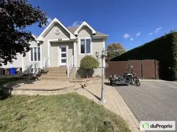 Detached House with x Bedrooms, x Bathroom