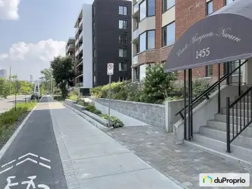 Condominium with x Bedrooms, x Bathrooms
