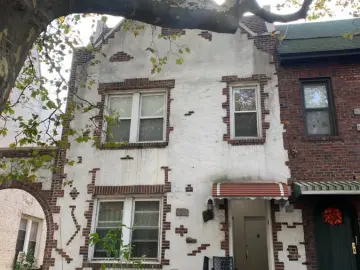 Semi Detached with 4095 sqft, 6 Bedrooms, 3 Bathrooms