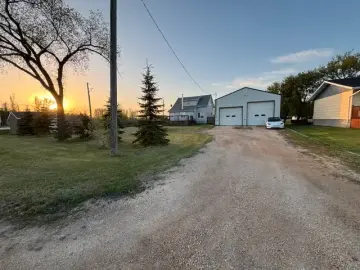 Detached House with x Bedrooms, x Bathroom