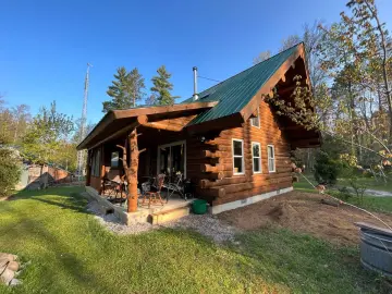 Cottage with xxxx sqft, x Bedrooms, xx Bathrooms