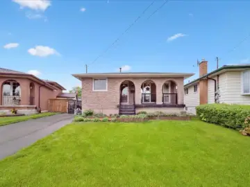 Detached House with x Bedrooms, x Bathrooms