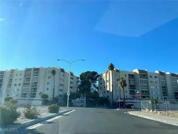 Condominium with xxxx sqft, x Bedrooms, x Bathrooms