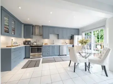 Detached House with x Bedrooms, x Bathrooms