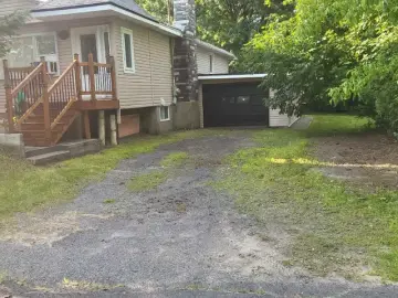 Detached House with x Bedrooms, x Bathrooms