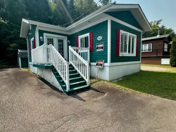 Detached House with xxxx sqft, x Bedrooms, x Bathroom
