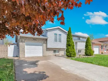 Detached House with x Bedrooms, x Bathrooms