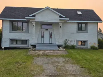 Detached House with x Bedrooms, x Bathrooms