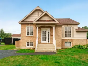 Detached House with x Bedrooms, x Bathrooms