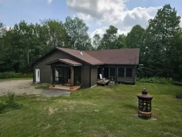 Detached House with x Bedrooms, x Bathrooms
