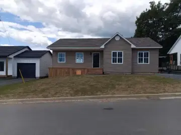 Detached House with xxxx sqft, x Bedrooms, x Bathroom