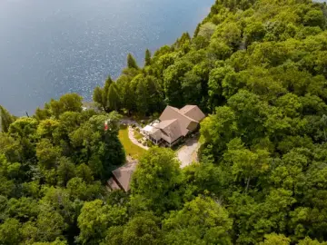 Cottage with x Bedrooms, x Bathrooms