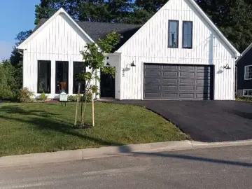 Detached House with x Bedrooms, x Bathrooms