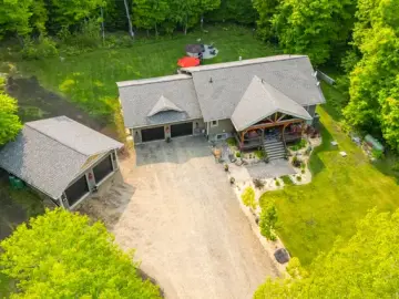 Detached House with x Bedrooms, x Bathrooms