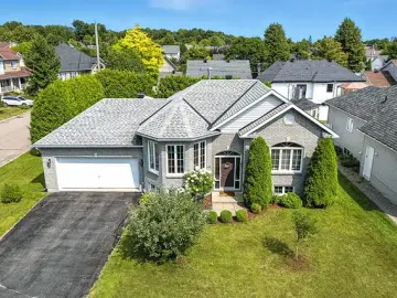 Detached House with x Bedrooms, x Bathrooms
