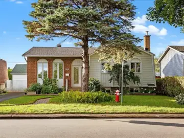 Detached House with x Bedrooms, x Bathrooms