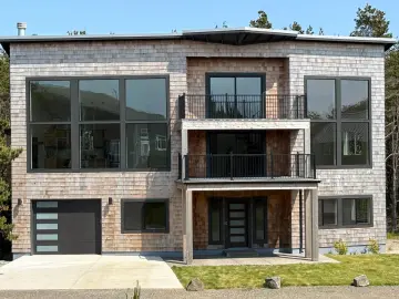 Detached House with xxxx sqft, x Bedrooms, xx Bathroo