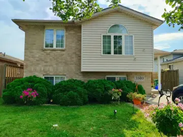 Detached House with x Bedrooms, x Bathrooms