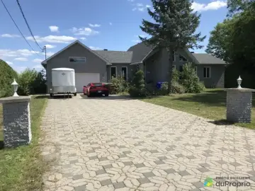 Detached House with x Bedrooms, x Bathrooms