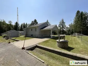 Detached House with x Bedrooms, x Bathrooms