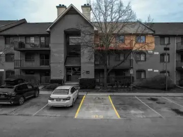 Condominium with x Bedrooms, x Bathroom