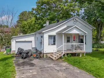 Detached House with x Bedrooms, x Bathroom
