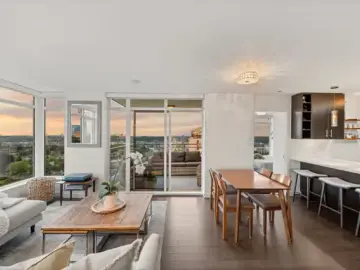 Condominium with xxxx sqft, x Bedrooms, x Bathrooms