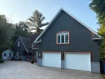 Detached House with xxxx sqft, x Bedrooms, x Bathroom
