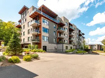 Condominium with x Bedrooms, x Bathrooms