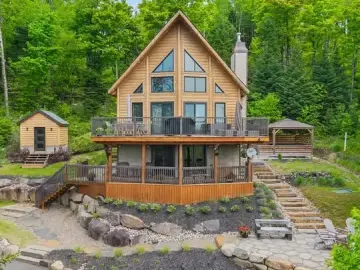 Detached House with x Bedrooms, x Bathrooms