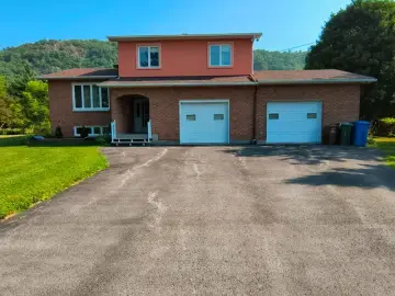 Detached House with xxxx sqft, x Bedrooms, x Bathroom