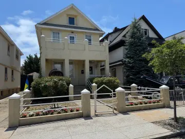 Detached House with x Bedrooms, x Bathrooms