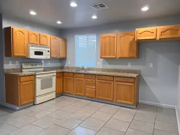 Detached House with xxx sqft, x Bedrooms, x Bathroom