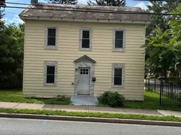 Detached House with x Bedrooms, x Bathrooms
