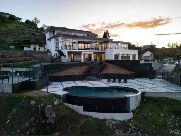 Detached House with xxxx sqft, x Bedrooms, x Bathroom