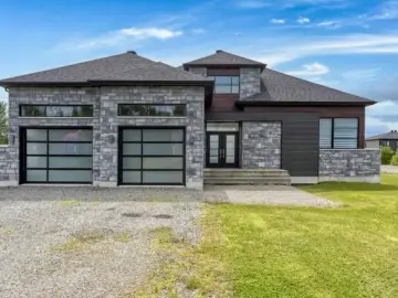 Detached House with x Bedrooms, x Bathrooms