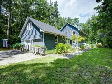 Detached House with xxxx sqft, x Bedrooms, xx Bathroo