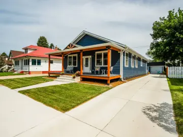 Detached House with xxxx sqft, x Bedrooms, xx Bathroo