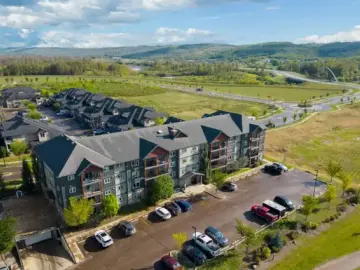Condominium with x Bedrooms, x Bathrooms