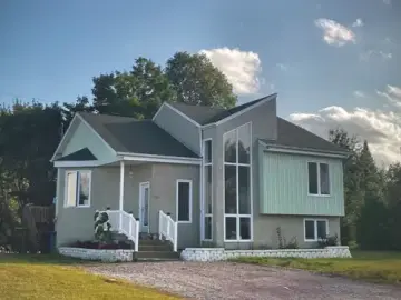 Detached House with x Bedrooms, x Bathrooms