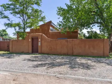 Detached House with xxxx sqft, x Bedrooms, x Bathroom