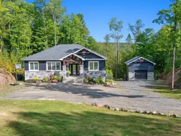Detached House with xxxx sqft, x Bedrooms, x Bathroom