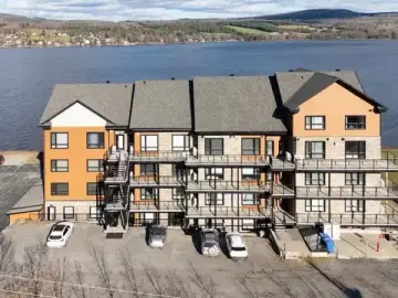 Condominium with xxxx sqft, x Bedrooms, x Bathrooms