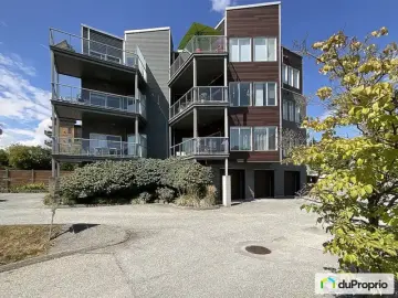 Condominium with x Bedrooms, x Bathrooms