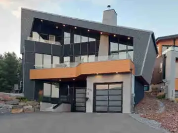 Detached House with xxxx sqft, x Bedrooms, x Bathroom
